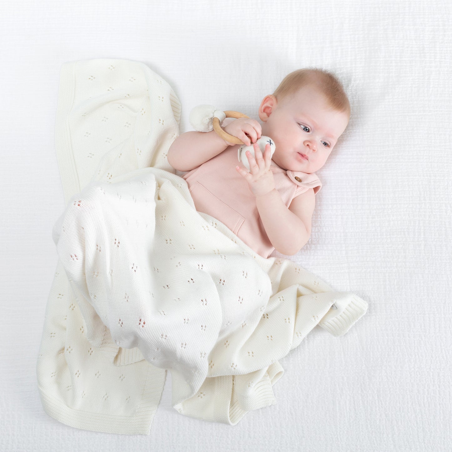 Zestt - Organic Cotton Baby Blanket & Rattle Gift Set - White/Bear